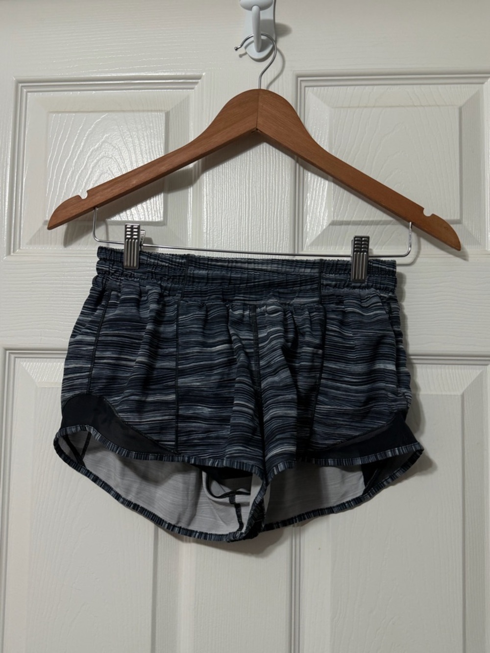 Lululemon hotty hot shorts II size 4 vvguc
